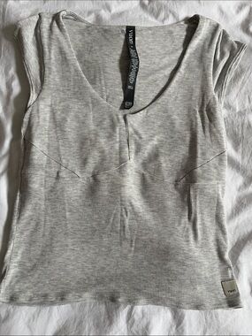 Vuori Women's Sleeveless Cove V-Neck Top - Size Medium - Heather Gray